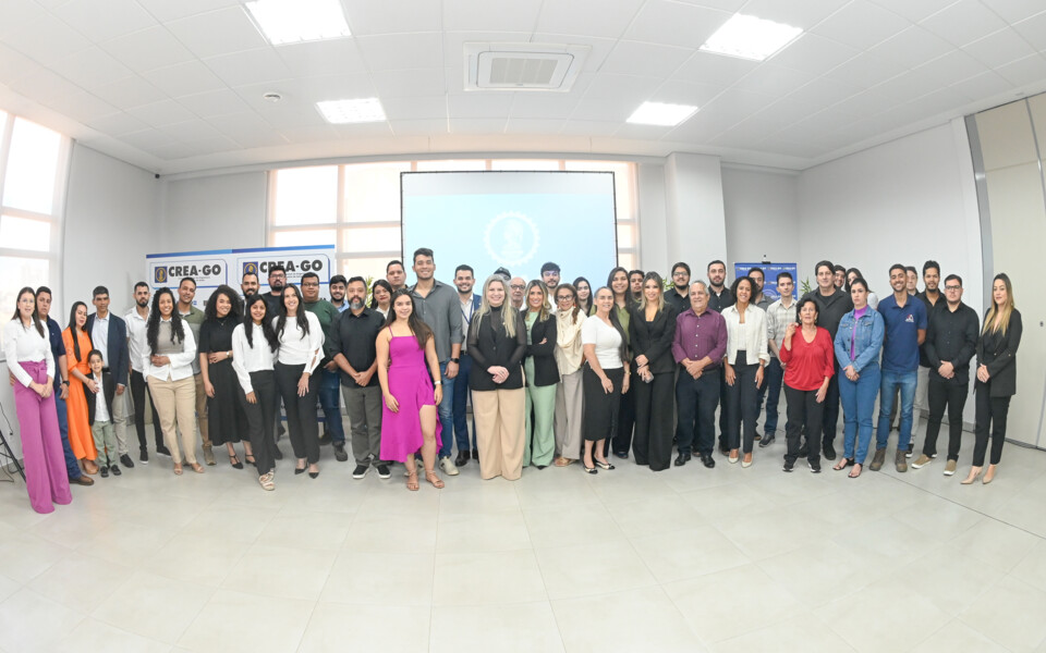 novos-profissionais-recebem-carteiras-do-crea-go