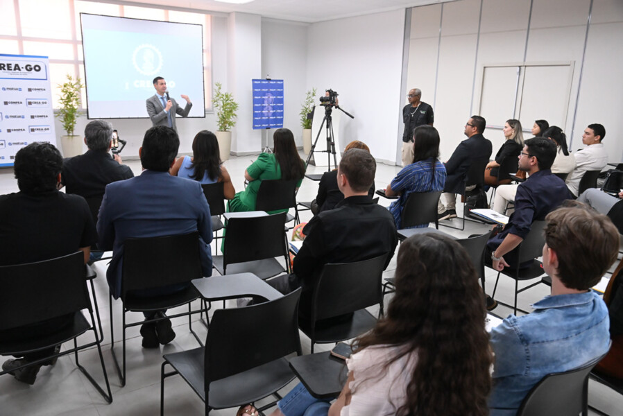 profissionais-de-engenharia-agronomia-e-geociencias-recebem-carteiras-em-solenidade-no-crea-go