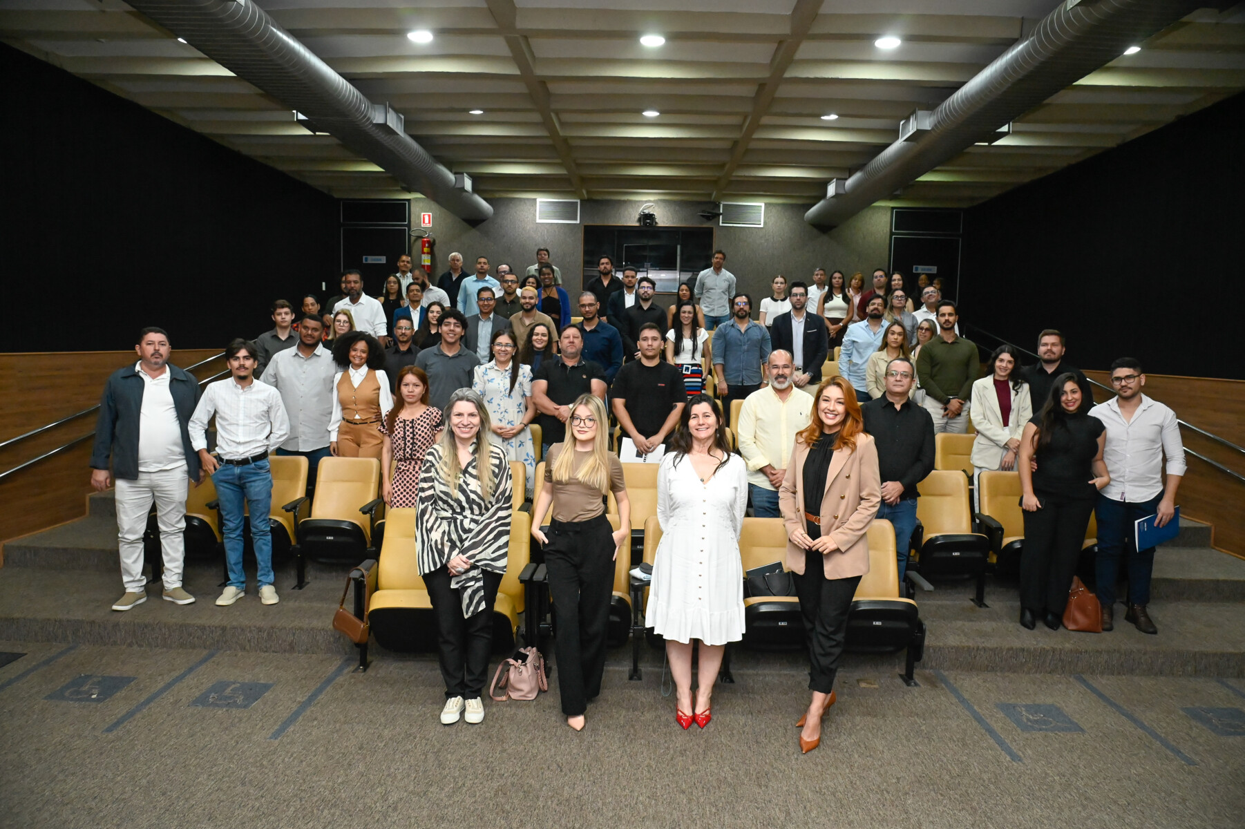 novos-ingressantes-recebem-registro-profissional-durante-a-11-solenidade-de-ingresso-de-2026-no-crea-go
