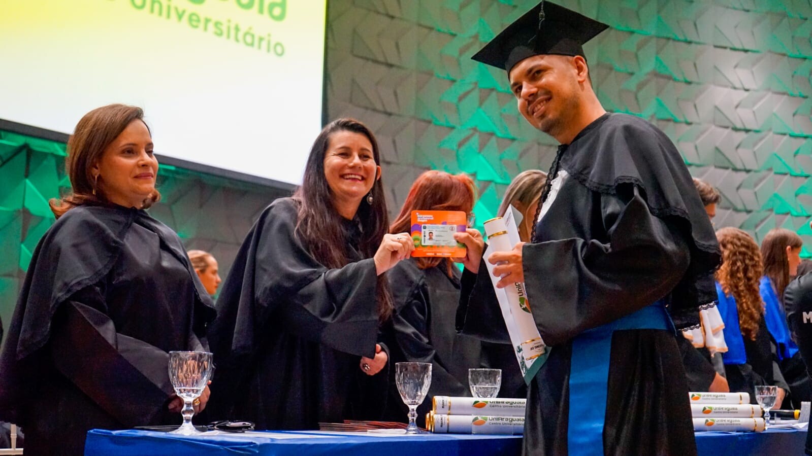 novos-profissionais-recebem-carteiras-do-crea-go-durante-formatura-da-uniaraguaia