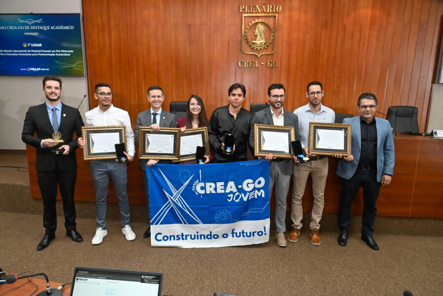 crea-go-entrega-premio-de-destaque-academico-durante-sessao-plenaria